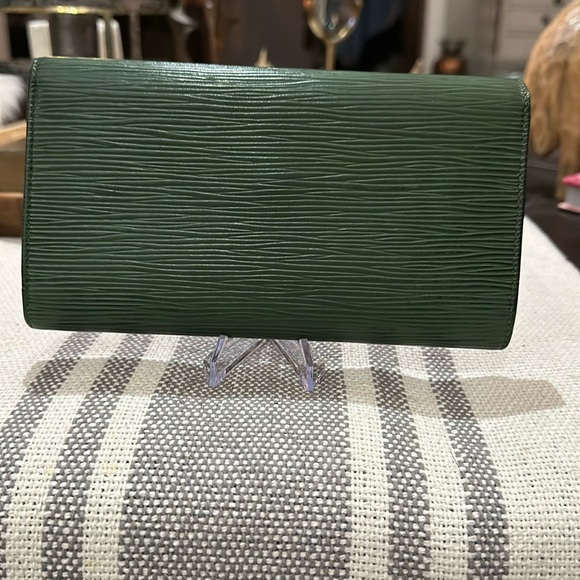 🪧 Authentic Louise Vuitton Vintage Louise Epi Leather Wallet in Green. EUC 🪧 - Picture 3 of 16